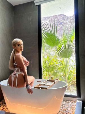 эскорт услуги от Хлоя работает в Москве